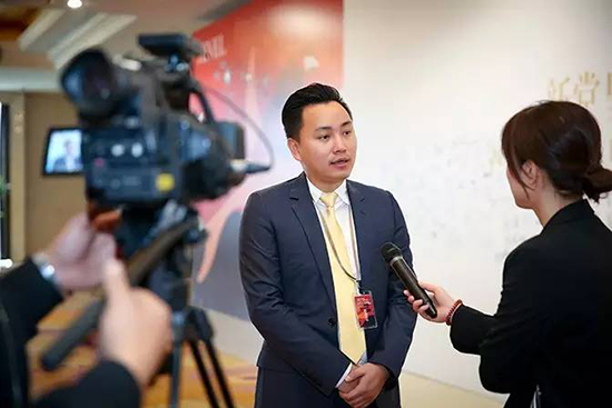 會(huì)后，堂皇集團(tuán)副總裁荊璟接受媒體采訪1.jpg